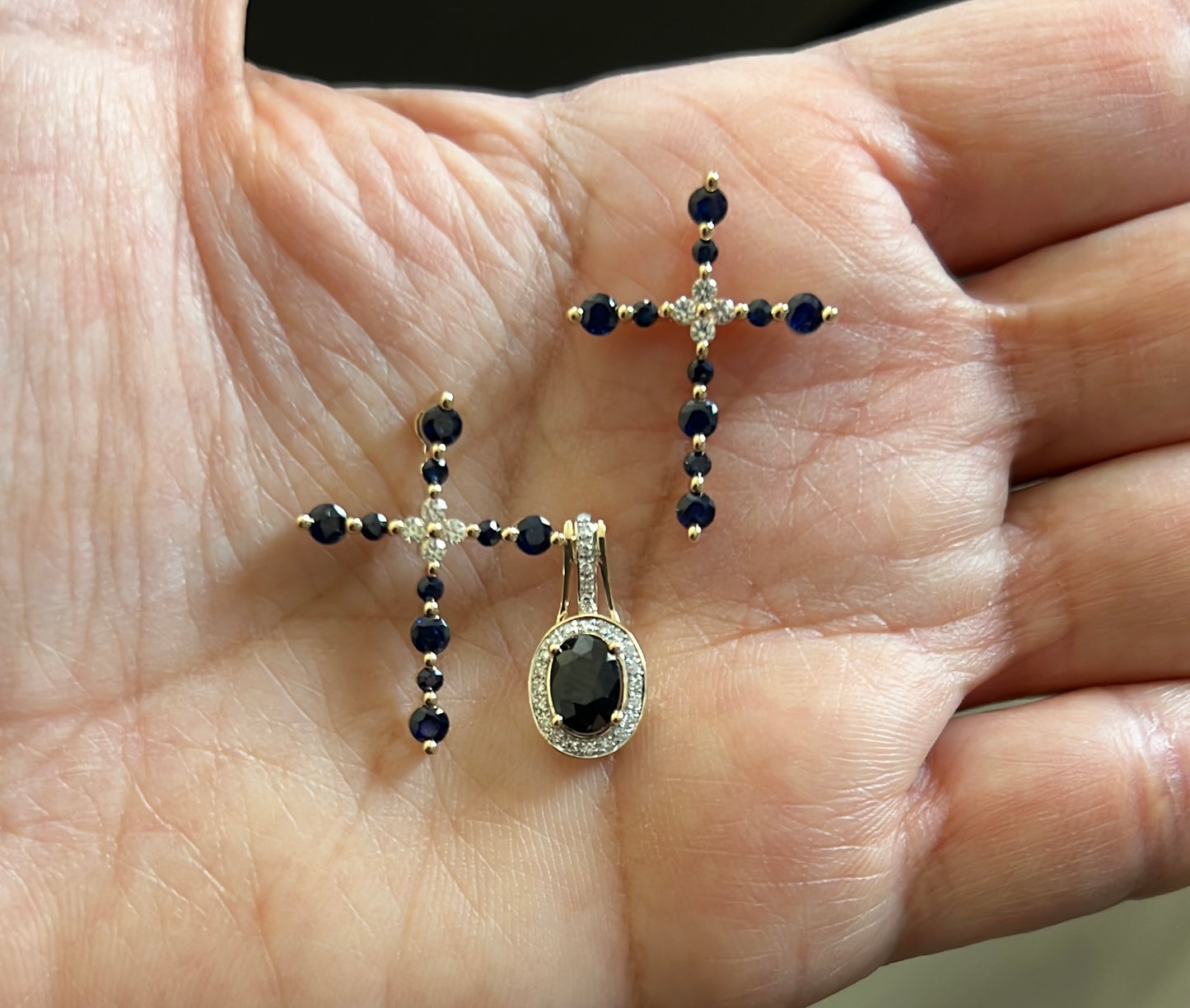 Dije de Cruz de Zafiros Blancos y Azules y Oro de 14k