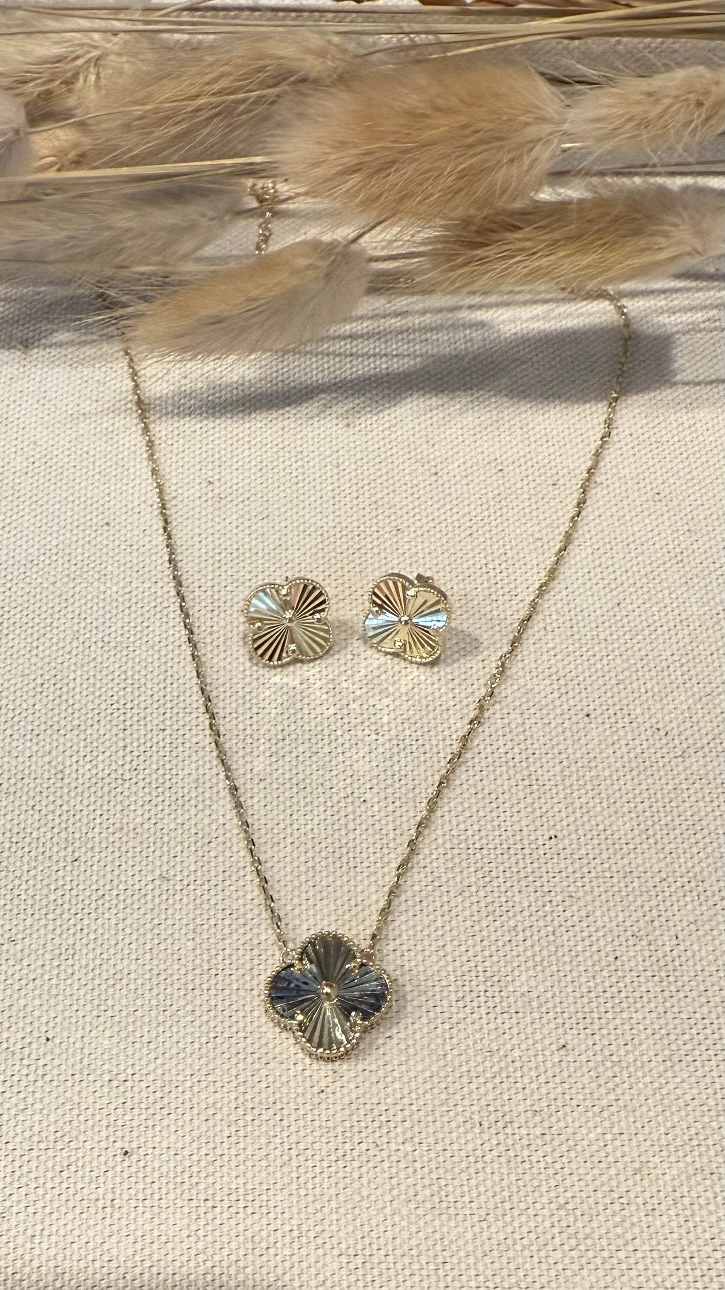 Cadena de Oro en Forma de Trébol, Doble Uso