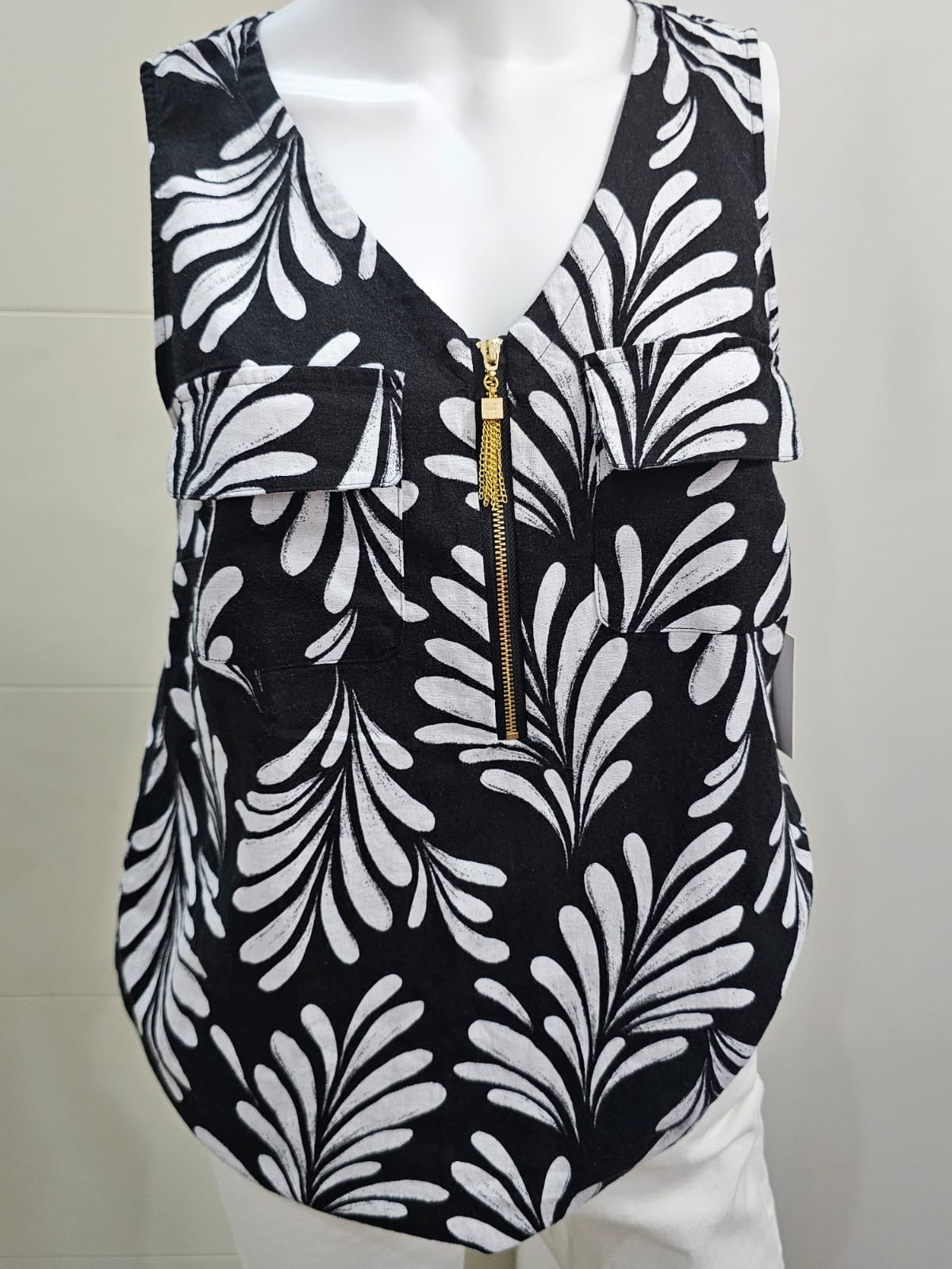 Ellen Tracy, Blusa estamoada Negro y blanco con zipper enfrente talla S