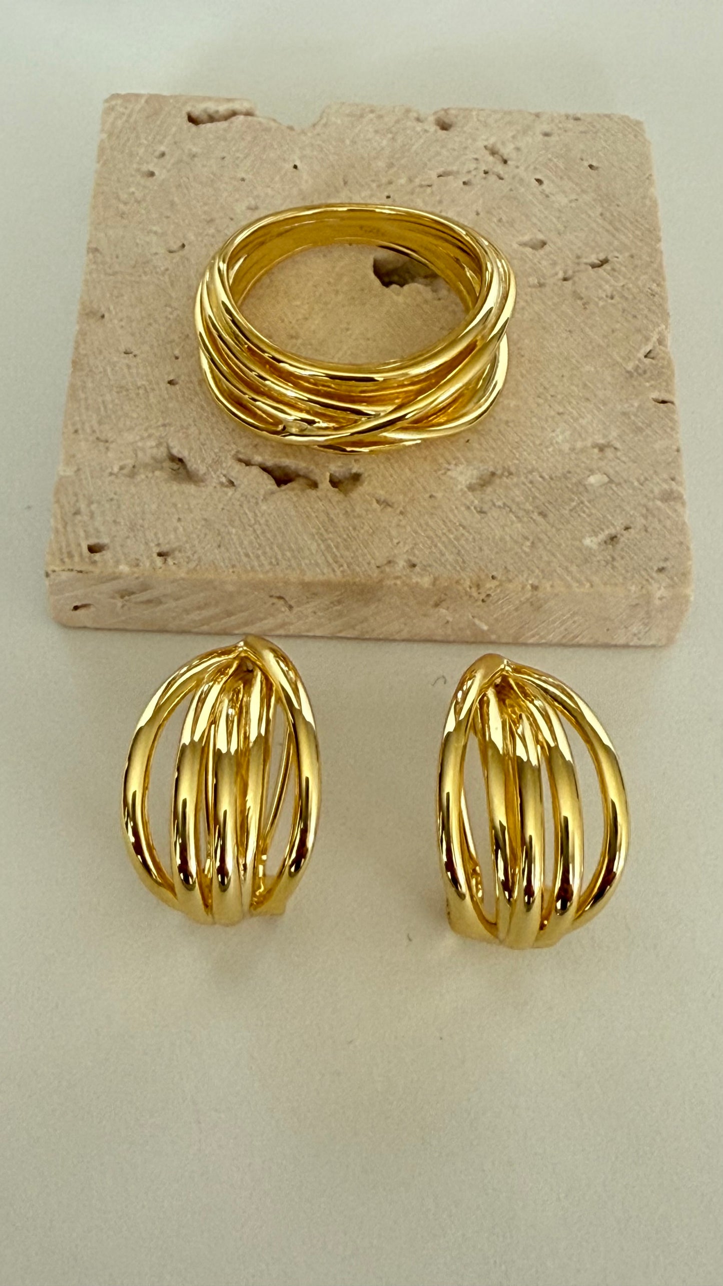 Rossy Juego de Aretes y Anillo Entrelazado Size 9