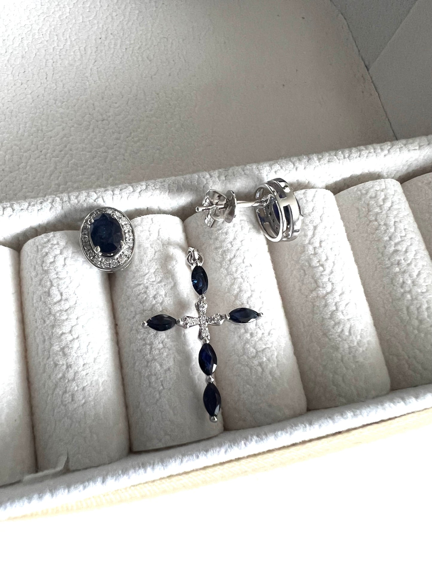 Exquisita joyería, para elevar tu estilo! , sisters jewelry, Just $7800! ShopAritos stud de Oro y zafiros now at Sister'sJewelrySister'sJewelry{TAGS