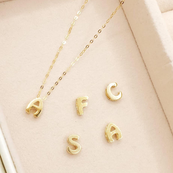 Iniciales de oro de 14k