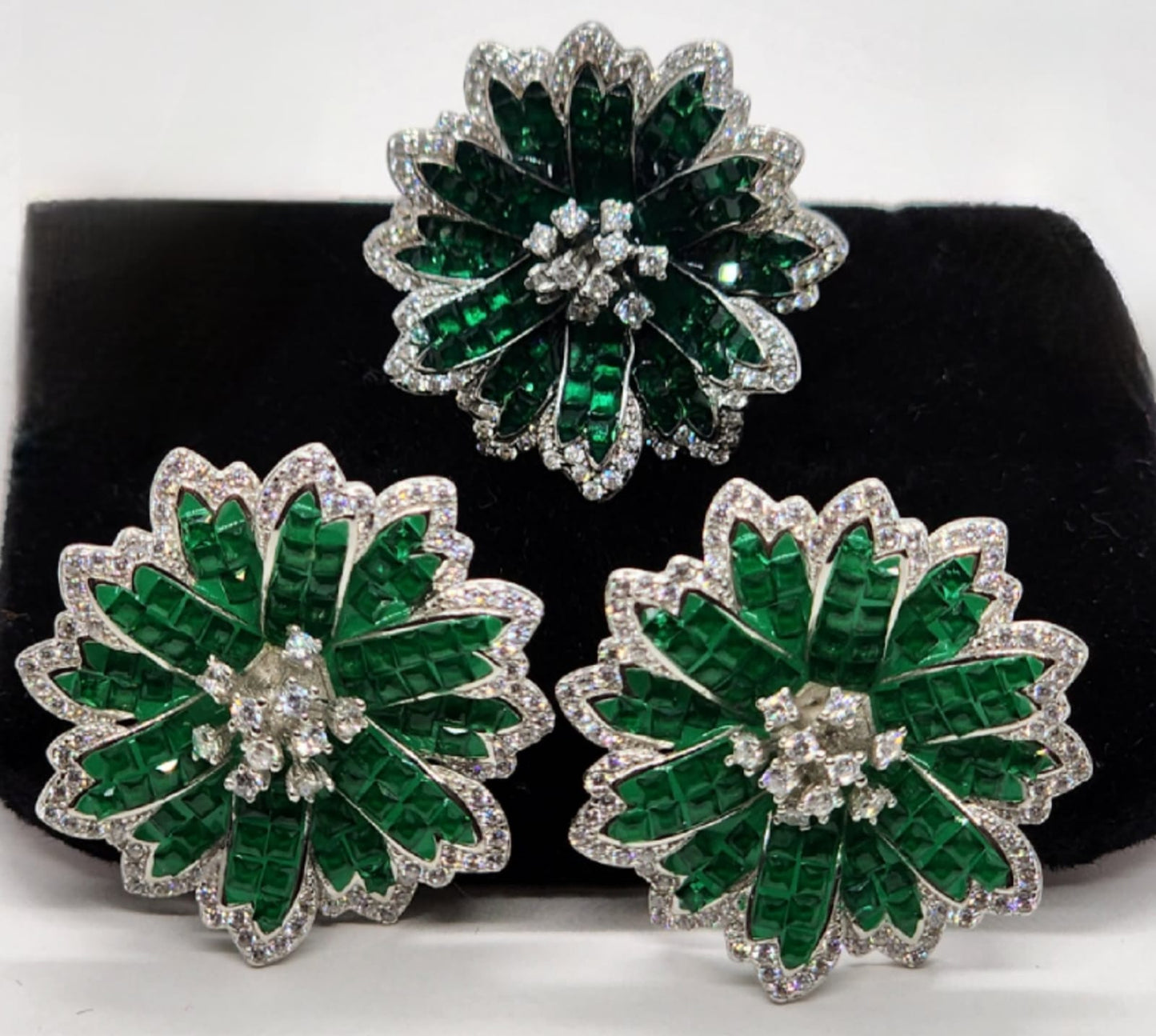 Joyería Fina, para toda ocasión, sisters jewelry, Just $3200.00! ShopJuego de Flores Verdes anillo y aritos now at Sister'sJewelrySister'sJewelry{TAGS