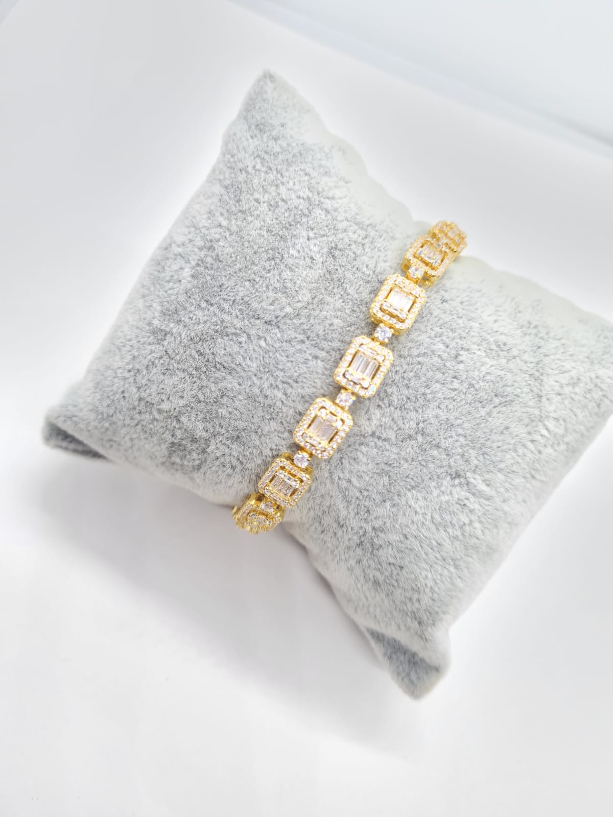 Exquisita joyería, para elevar tu estilo! , sisters jewelry, Just $1450.00! ShopPulsera de Zicones Cudrados now at Sister'sJewelrySister'sJewelry{TAGS