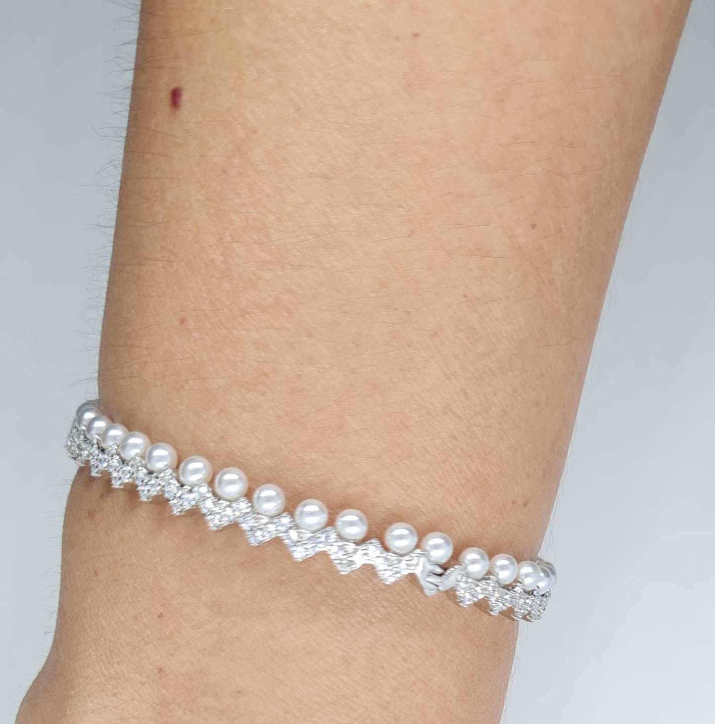 Joyería Fina, para toda ocasión } from {sisters jewelry} - Just $1450.00! ShopPulsera zircones y perlas now at Sister'sJewelrySister'sJewelryPulseras