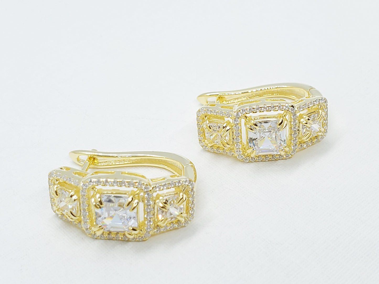 Exquisita joyería, para elevar tu estilo! , sisters jewelry, Just $1600.00! ShopHuggies con zircones cuadrados now at Sister'sJewelrySister'sJewelry{TAGS