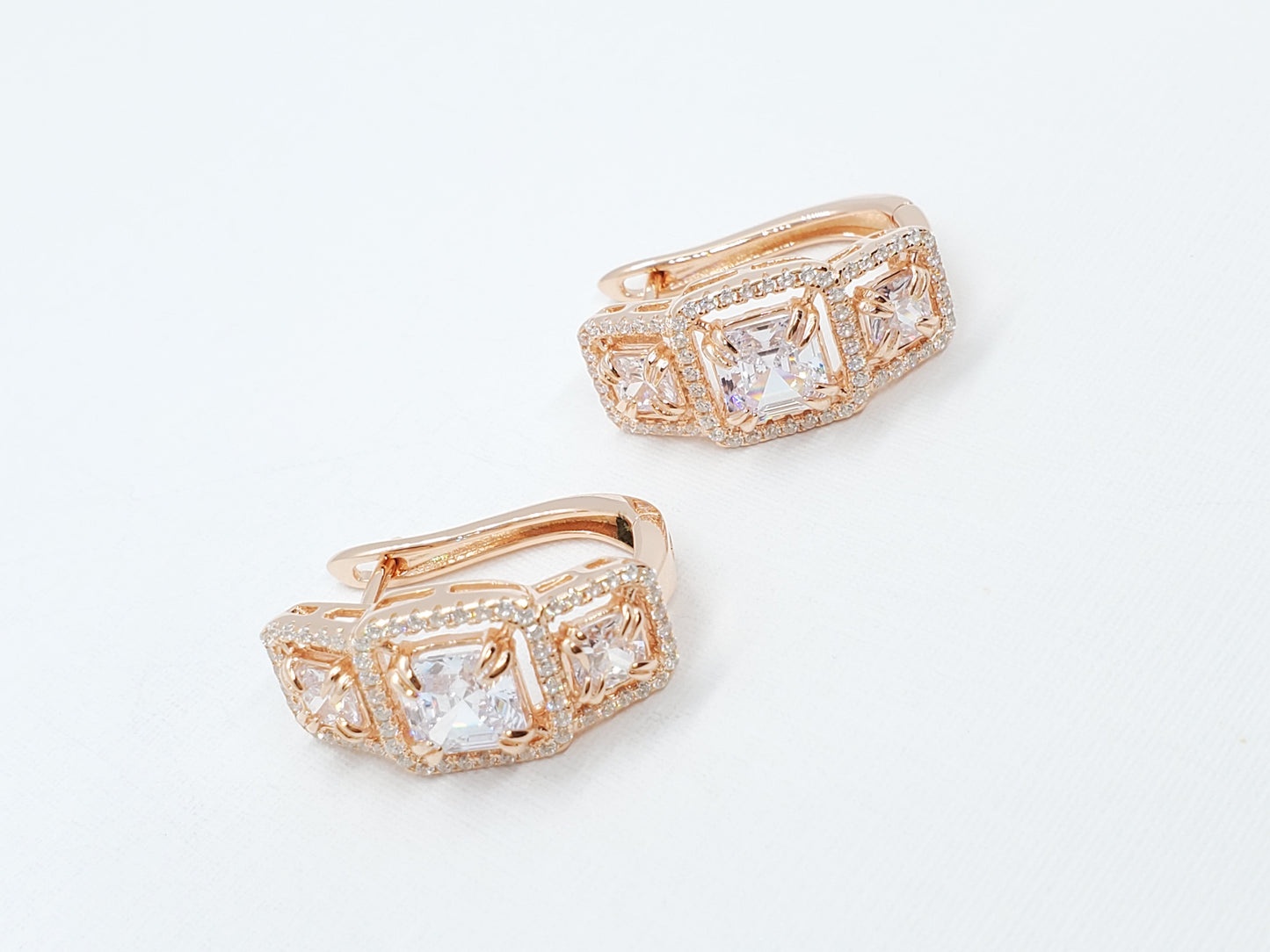 Exquisita joyería, para elevar tu estilo! , sisters jewelry, Just $1600.00! ShopHuggies con zircones cuadrados now at Sister'sJewelrySister'sJewelry{TAGS