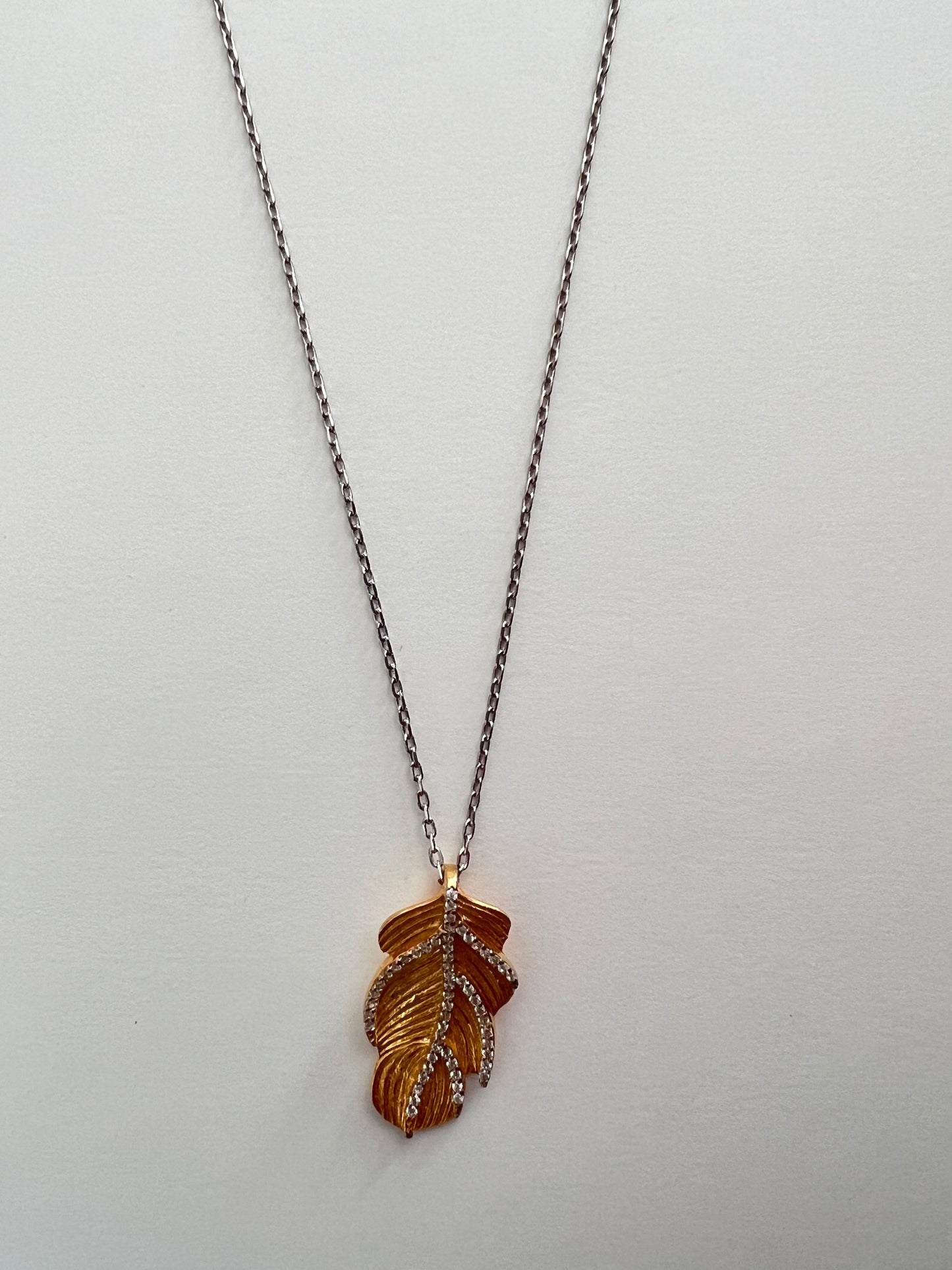 Joyería Fina, para toda ocasión } from {sisters jewelry} - Just $1200.00! ShopCadena con dije de hoja now at Sister'sJewelrySister'sJewelryCadenas