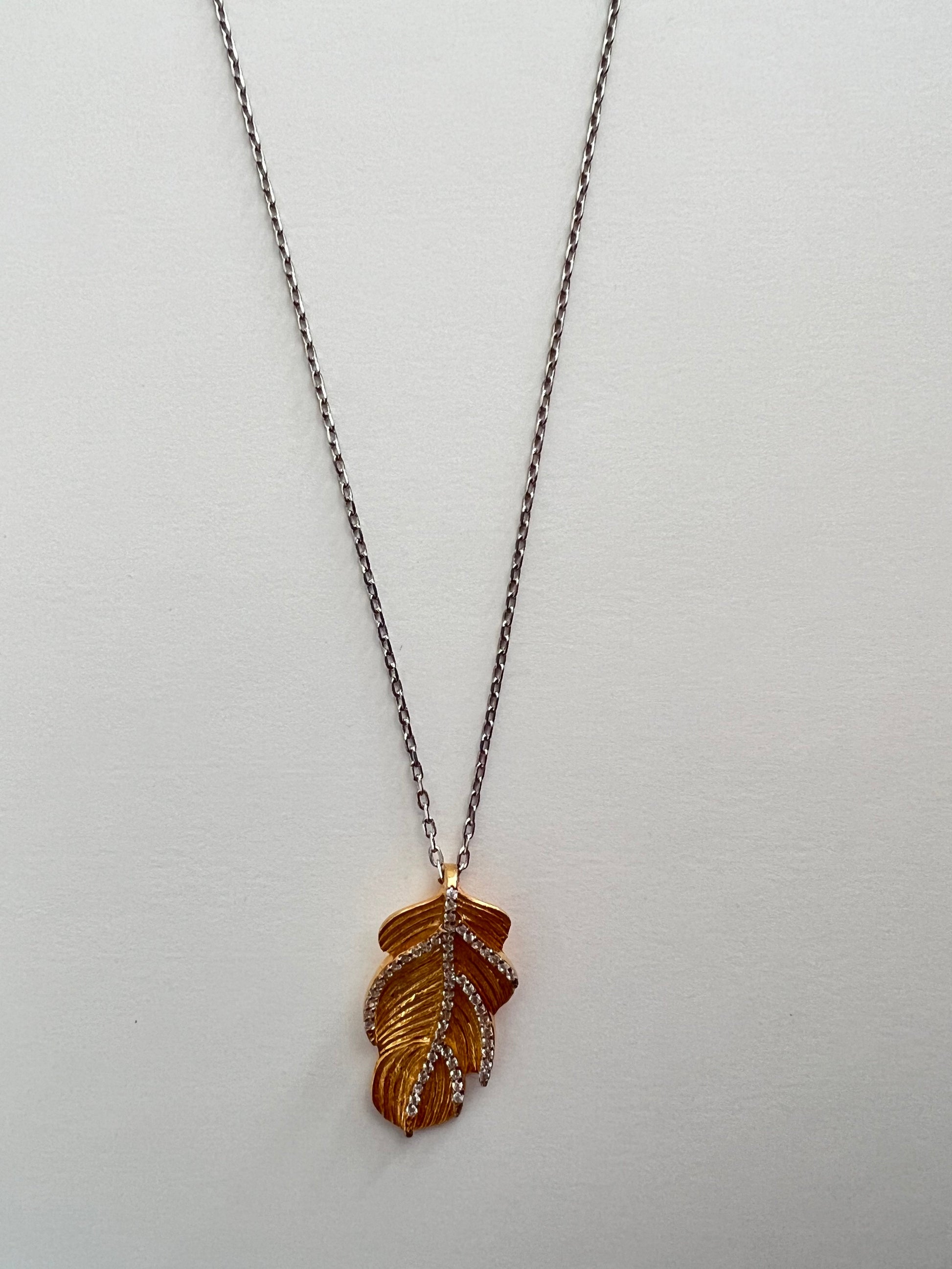 Joyería Fina, para toda ocasión } from {sisters jewelry} - Just $1200.00! ShopCadena con dije de hoja now at Sister'sJewelrySister'sJewelryCadenas