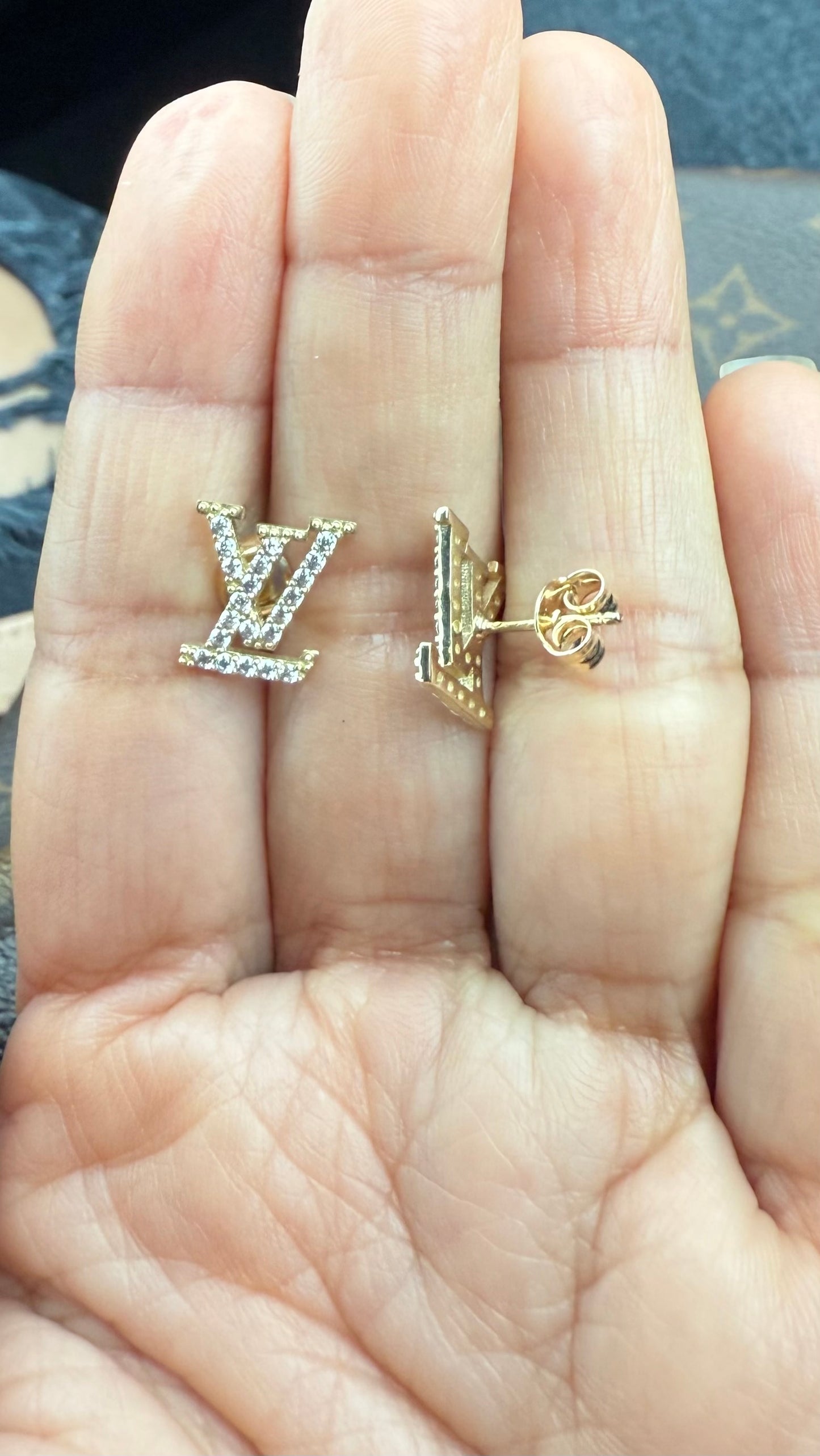 LV Aritos Stud de Oro y Zircones