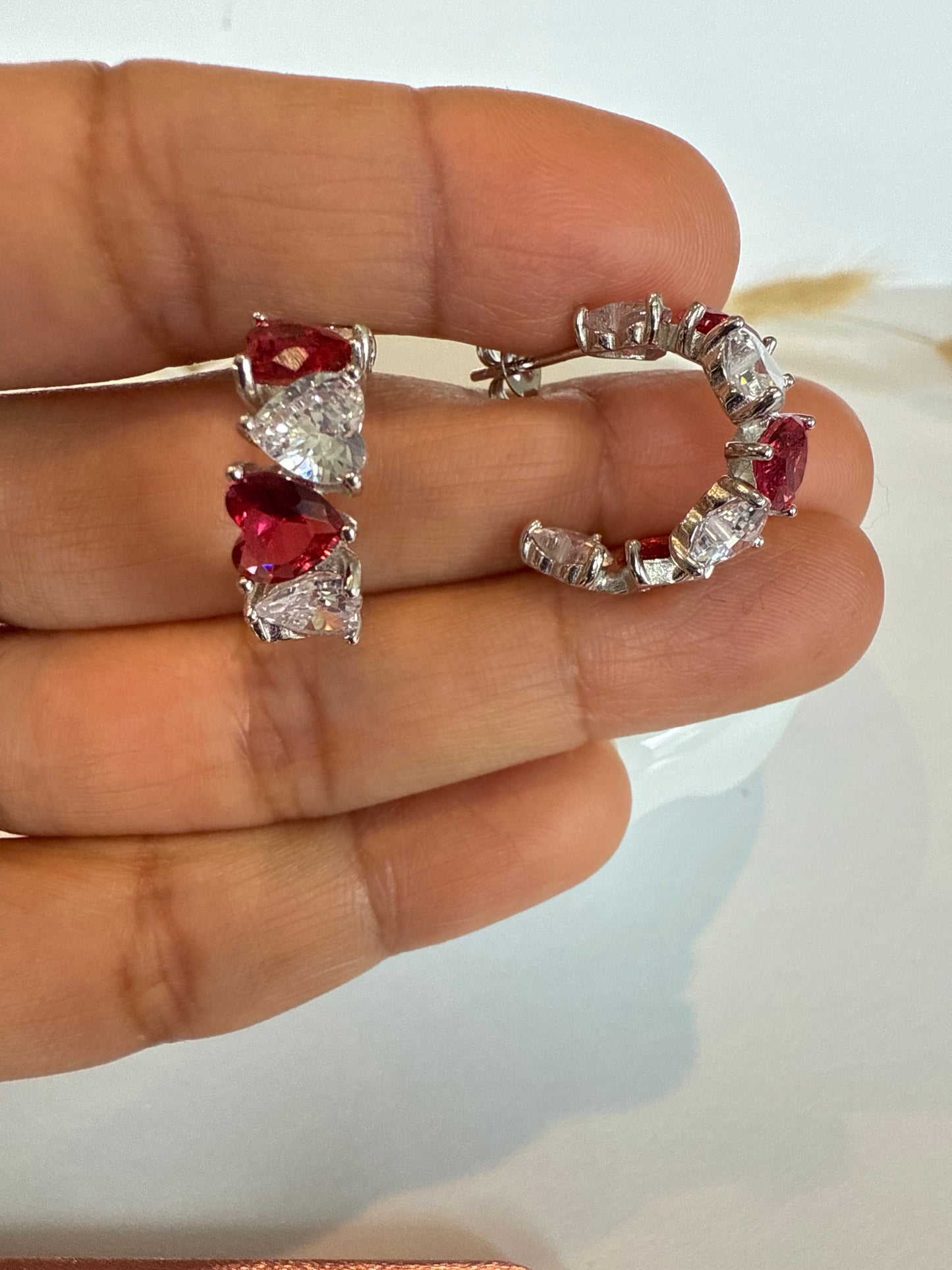 Argollas con Zircones en forma de corazón, plata925