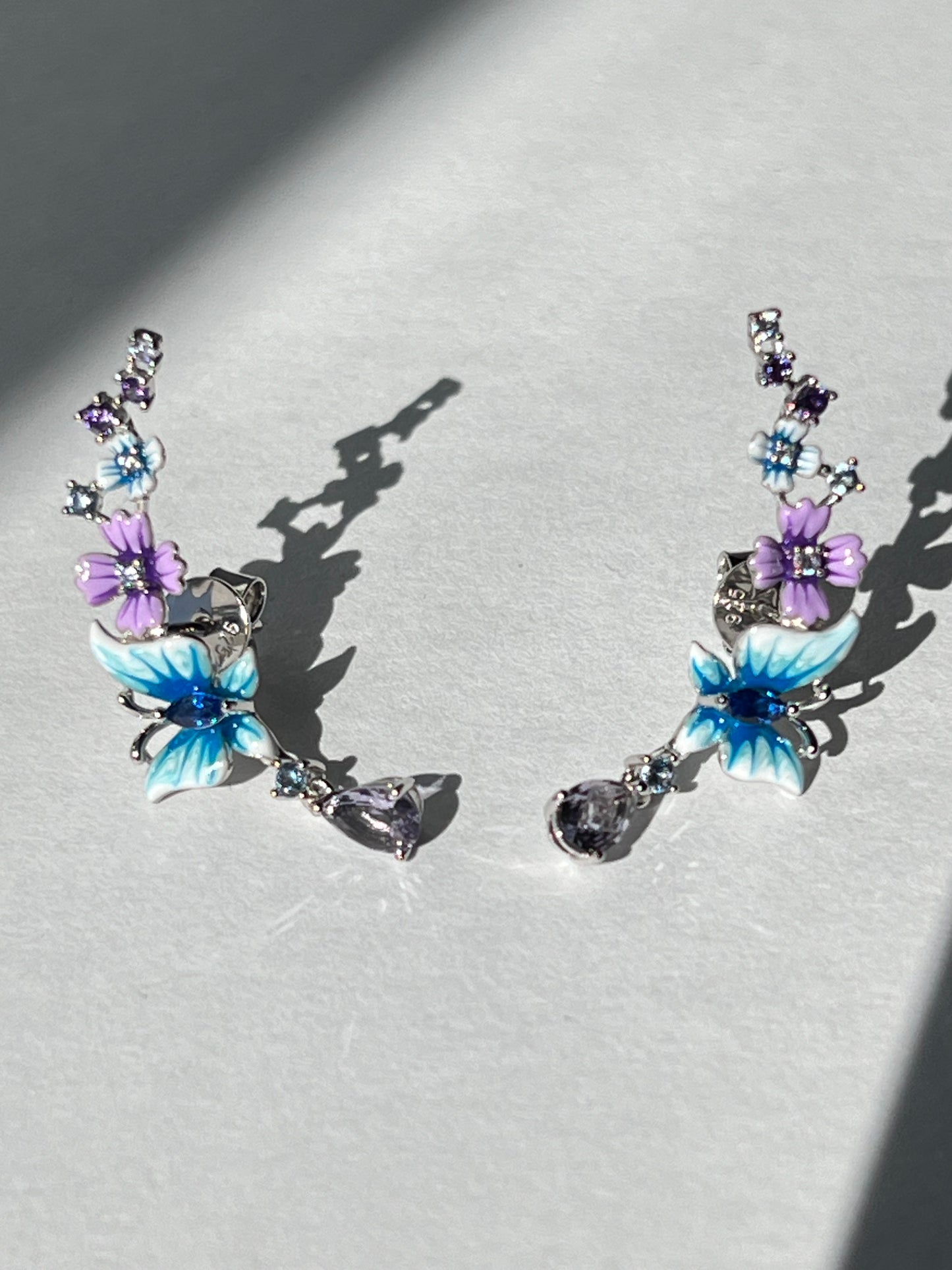 Aritos EarCrawler con Detalles de Flores y Mariposas Pintadas a Mano, Plata925