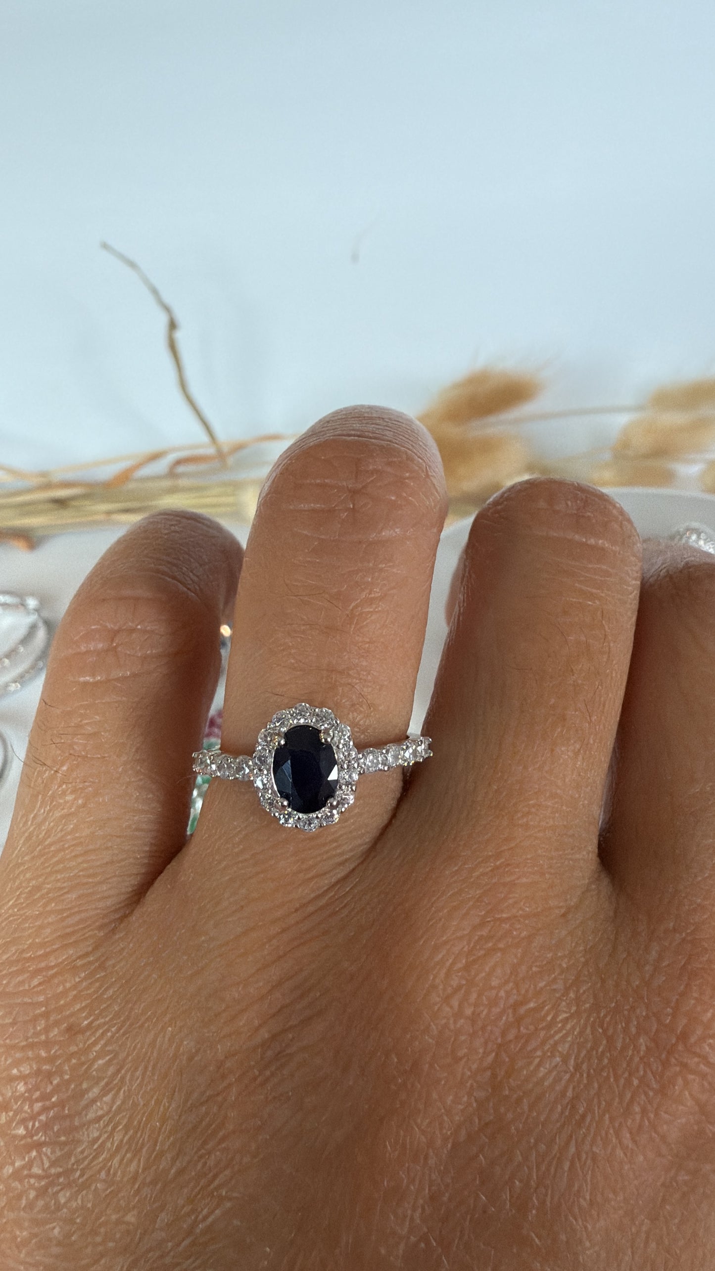 Anillo con zafiro natural y zircones, plata925