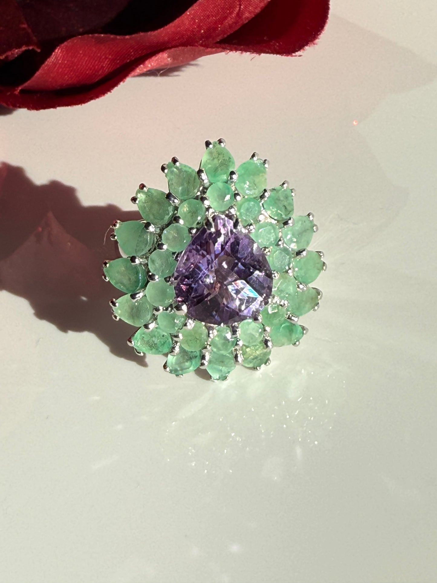 Anillo talla 8, en plata925 con esmeraldas y amatista