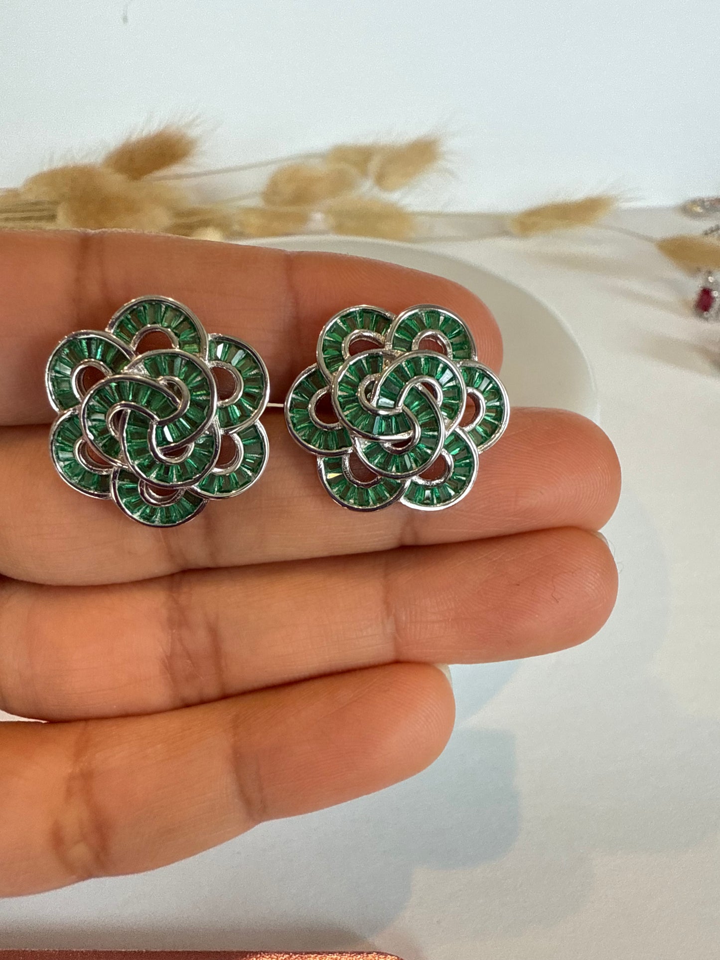 Aritos en forma de flor con Zircones verdes, plata925