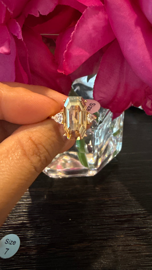 Anillo de Piedra Champaña de Laboratorio talla 8