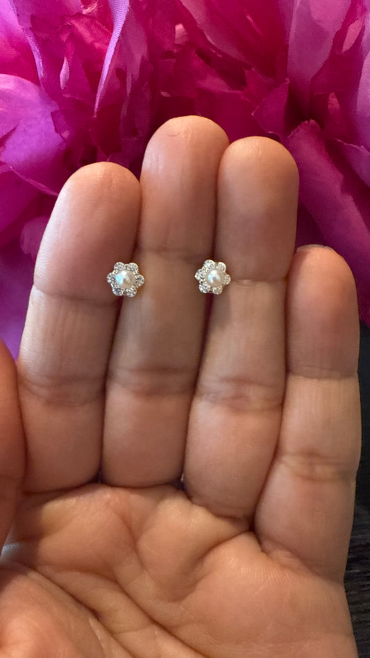 Aritos en forma de Flor con Perlitas Naturales en oro de 14k y  Rosca de Seguridad