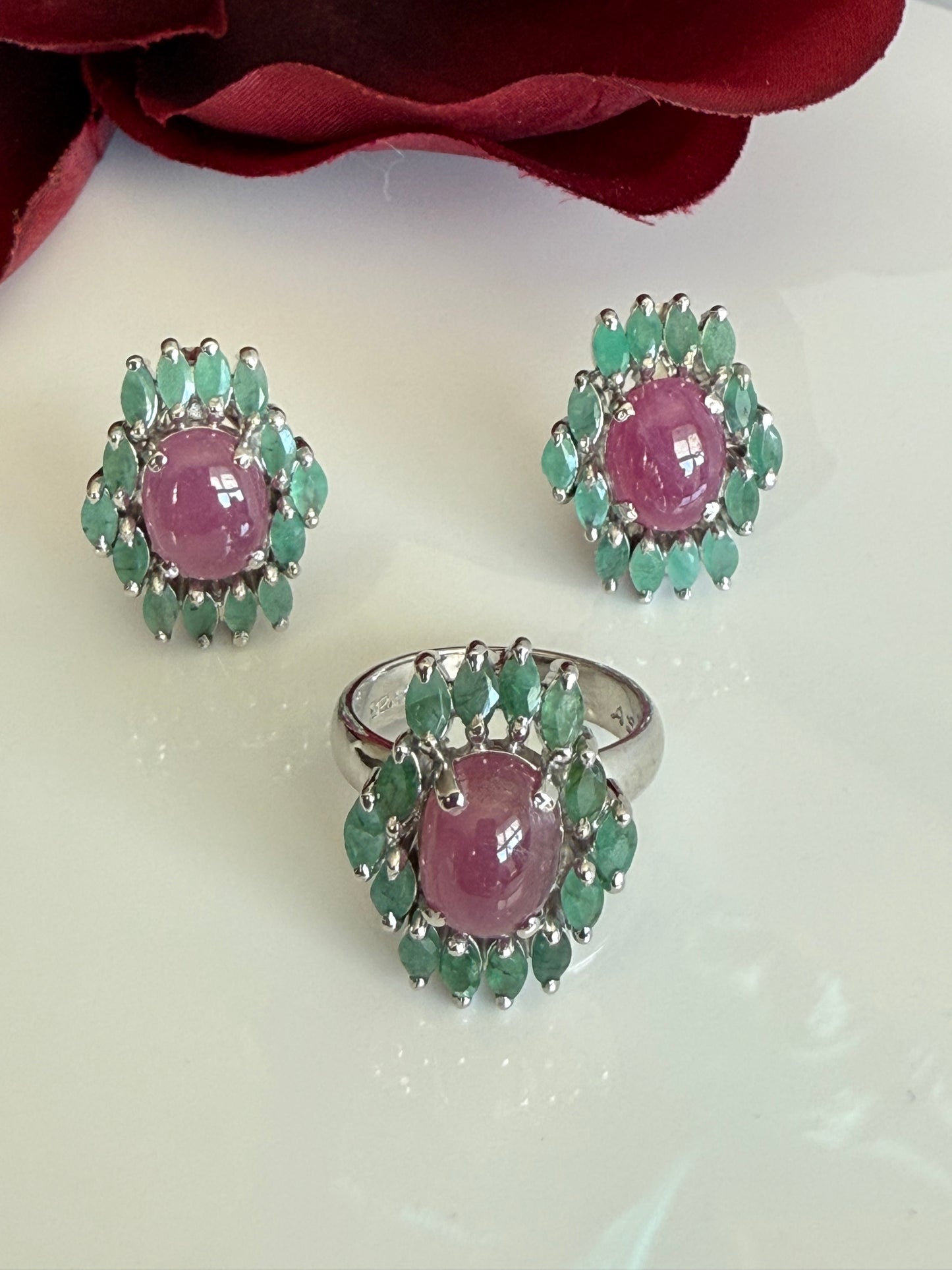 Juego de aretes y anillo Talla 8.5 en plata925 esmeraldas y rubí cabochon naturales