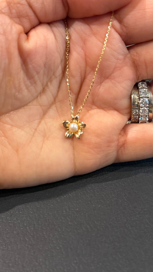 Cadena con Dije de Flor en Oro de 14k y Perlita Natural de Río