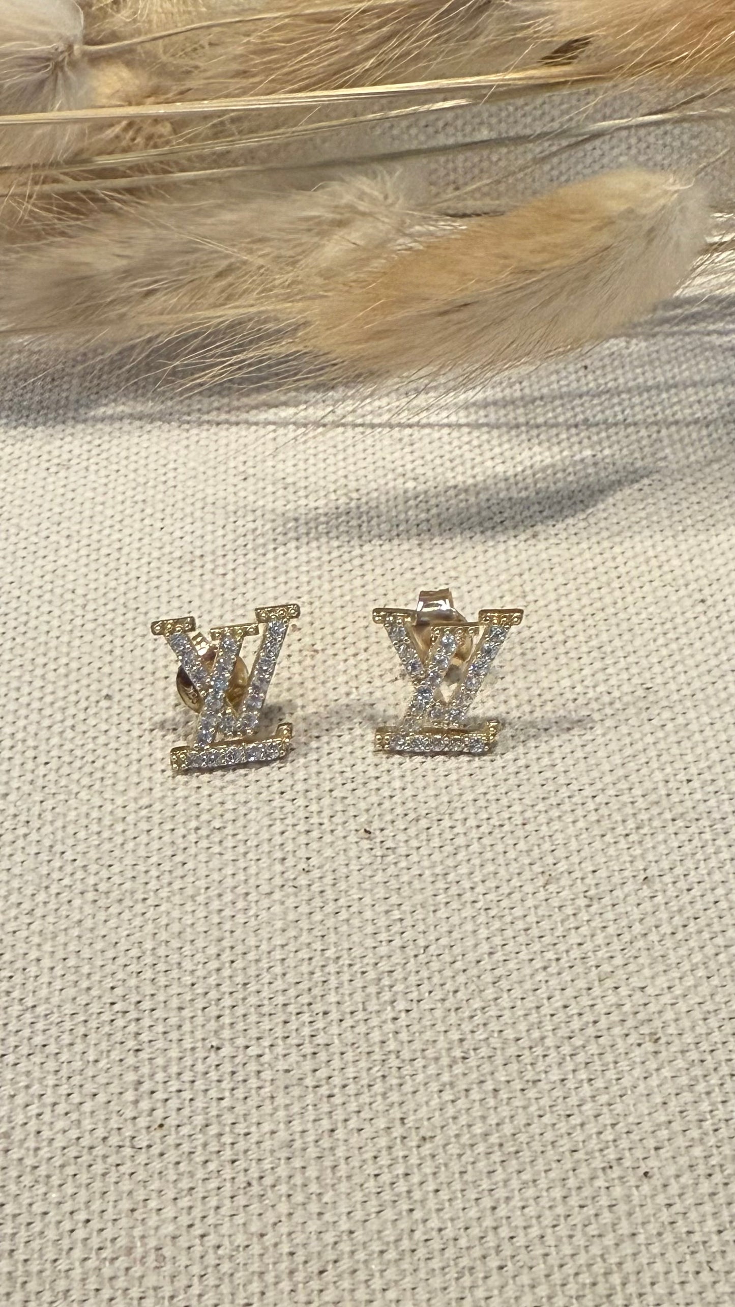 LV Aritos Stud de Oro y Zircones