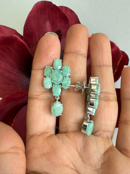 Aritos en forma de flor en plata925 con esmeraldas naturales