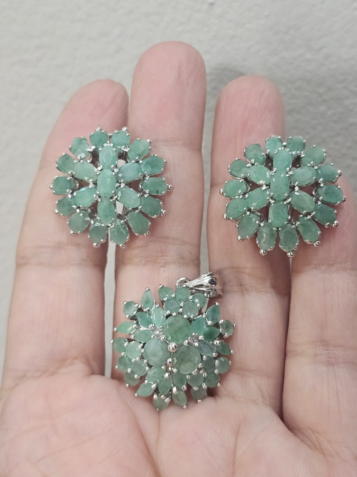 Juego de aretes y dije en plata925 con esmeraldas naturales