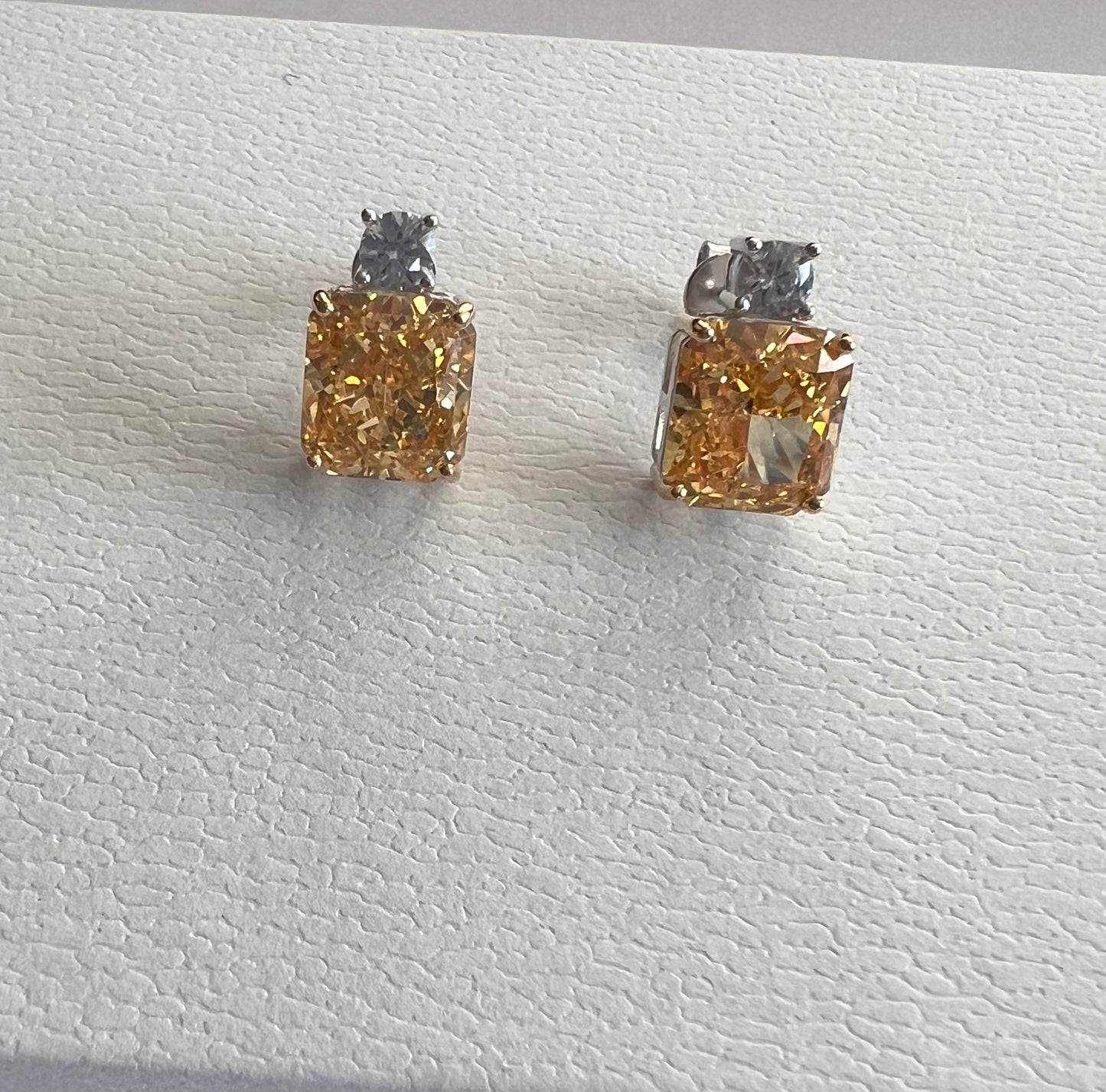 Aritos piedras amarillas