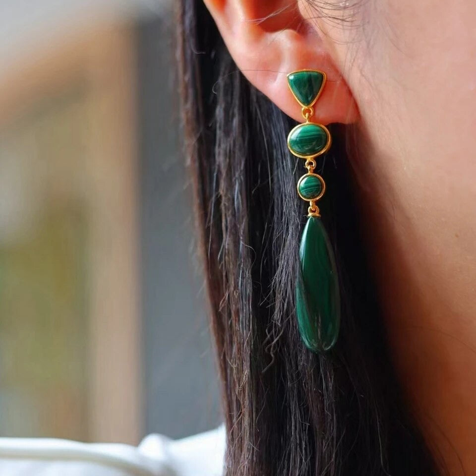Aretes largos con malaquitas naturales