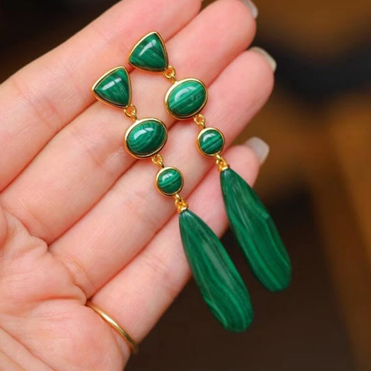 Aretes largos con malaquitas naturales