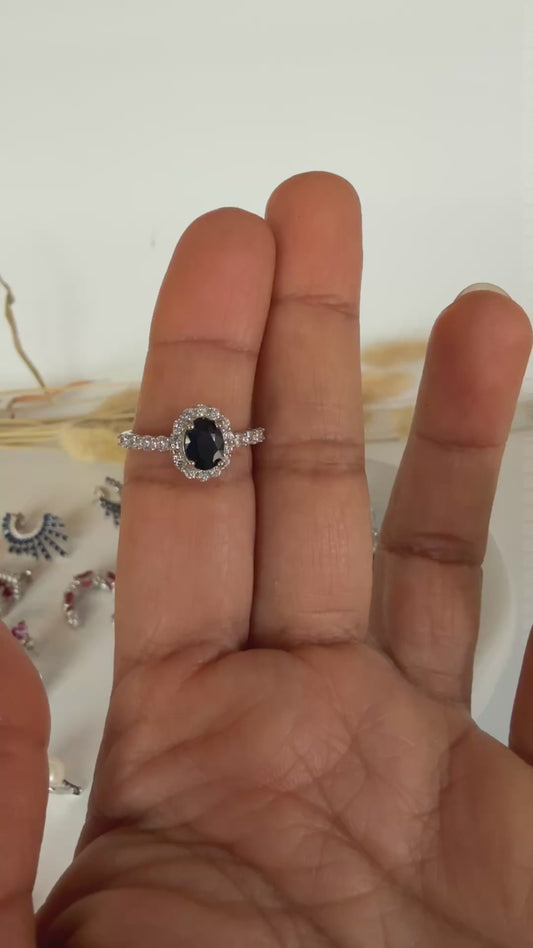 Anillo con zafiro natural y zircones, plata925