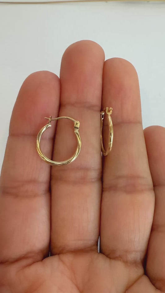 Argollas pequeñas twisted en oro de 14k