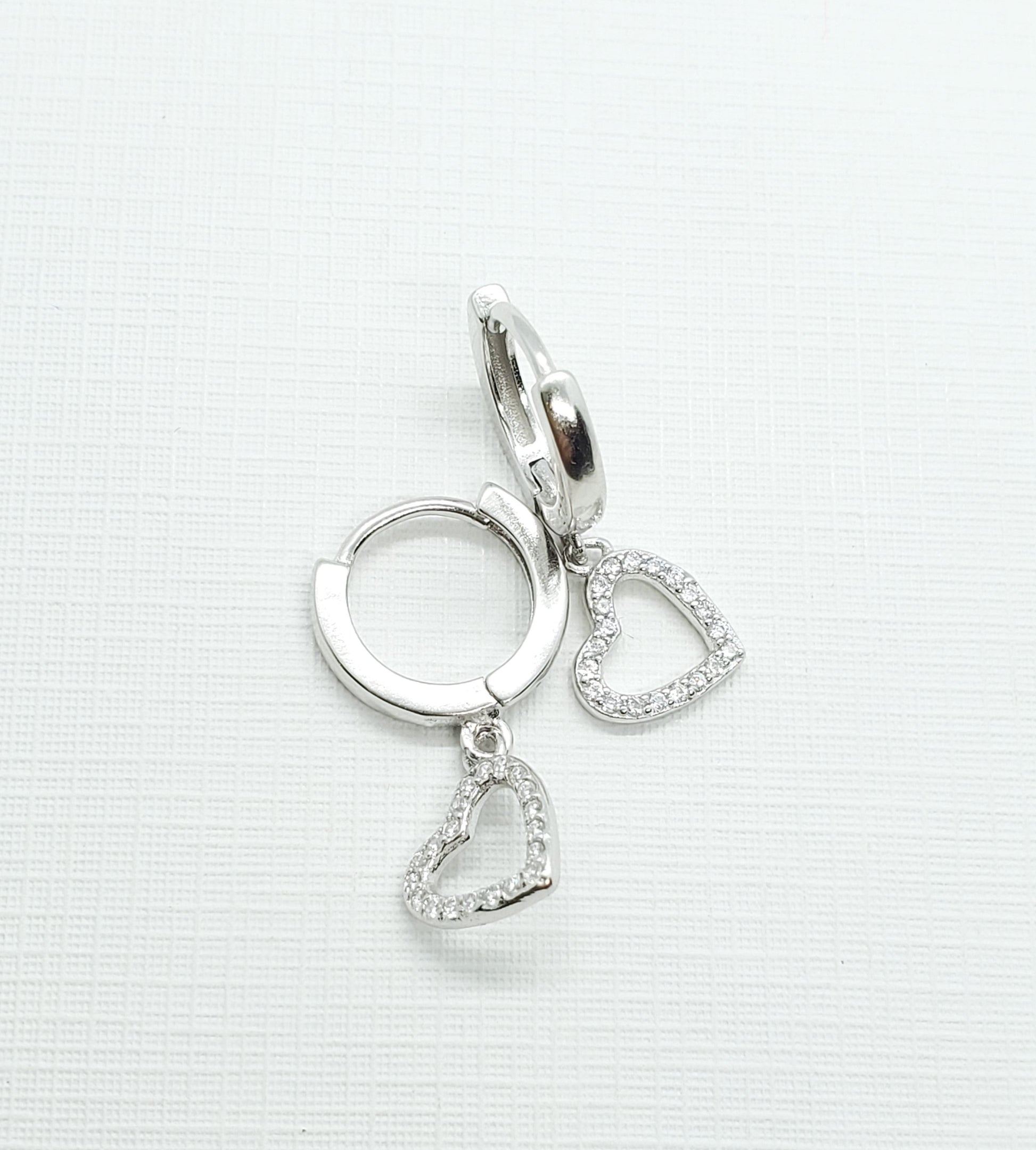 Joyería Fina, para toda ocasión } from {sisters jewelry} - Just $550.00! ShopHuggies con charm de corazón now at Sister'sJewelrySister'sJewelryAritos