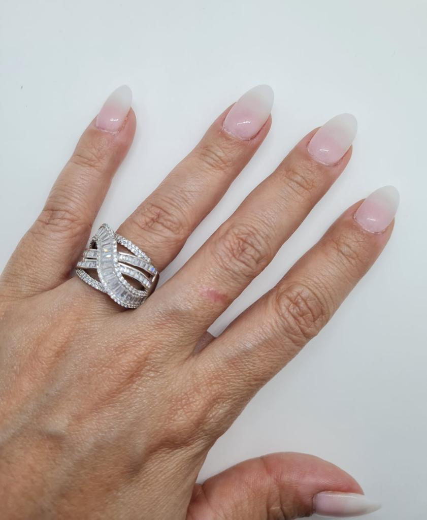 Joyería Fina, para toda ocasión } from {sisters jewelry} - Just $1650.00! ShopAnillo entrelazado con zircones baguette now at Sister'sJewelrySister'sJewelryAnillos