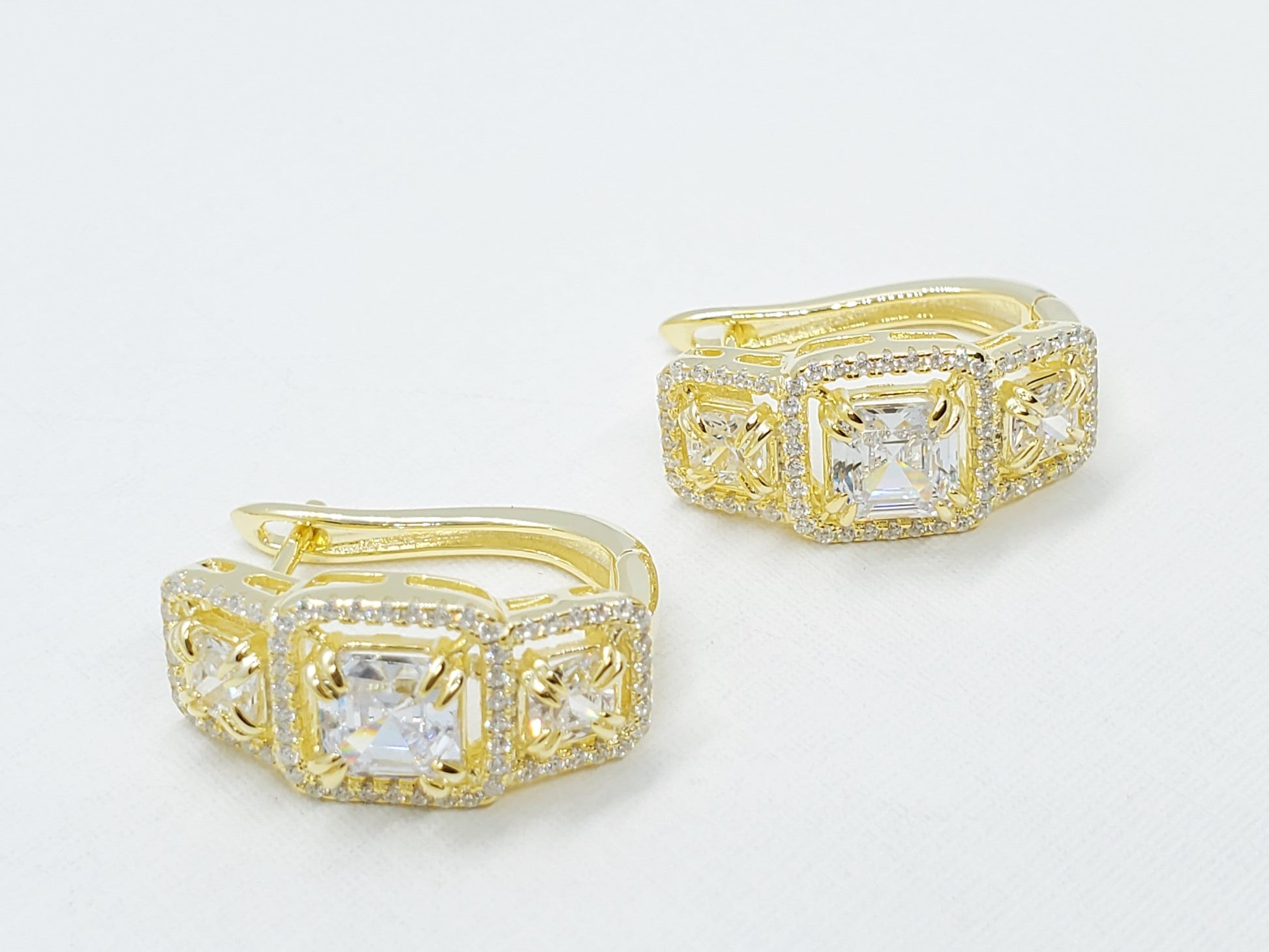 Exquisita joyería, para elevar tu estilo! , sisters jewelry, Just $1600.00! ShopHuggies con zircones cuadrados now at Sister'sJewelrySister'sJewelry{TAGS