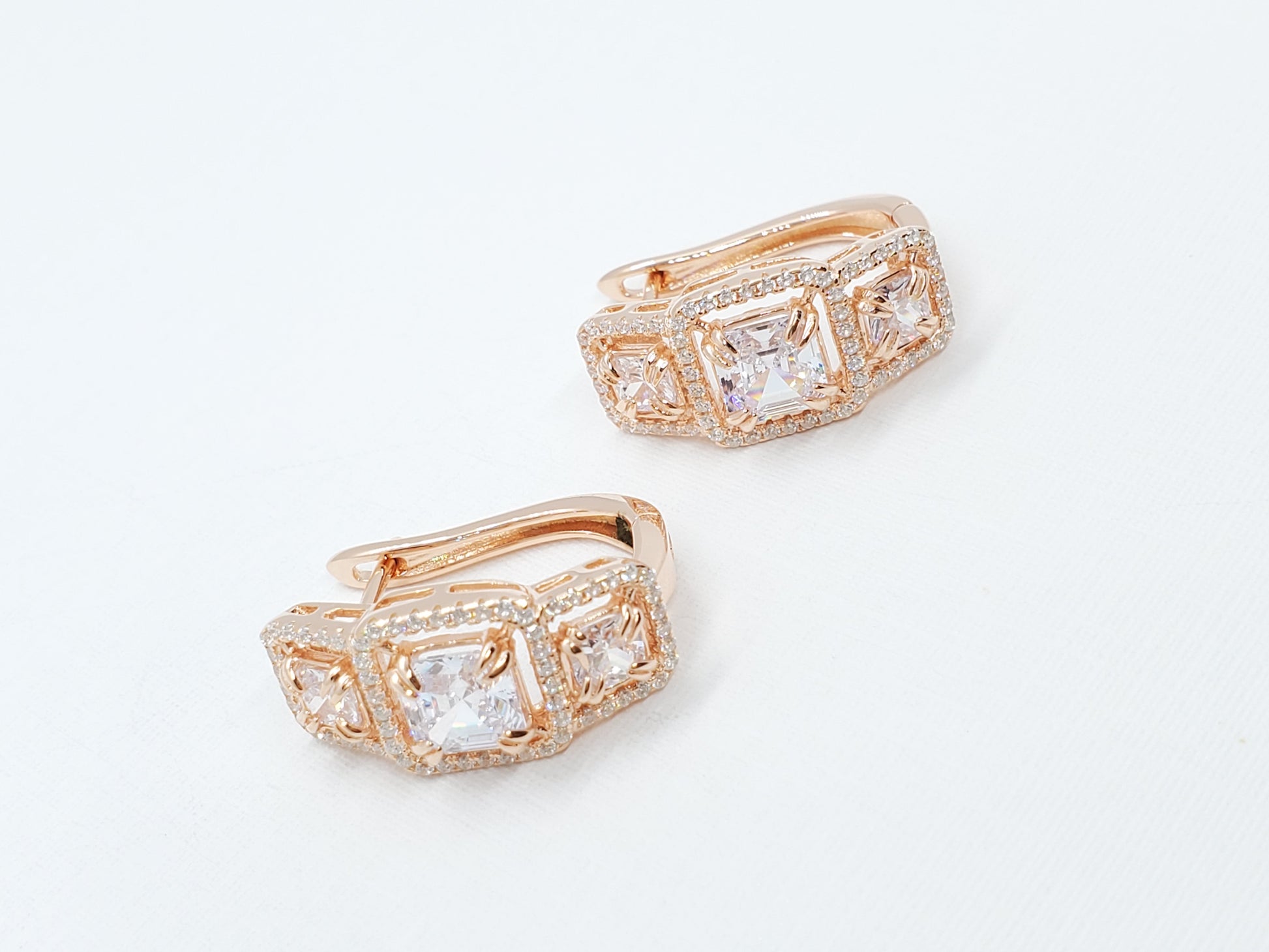 Exquisita joyería, para elevar tu estilo! , sisters jewelry, Just $1600.00! ShopHuggies con zircones cuadrados now at Sister'sJewelrySister'sJewelry{TAGS