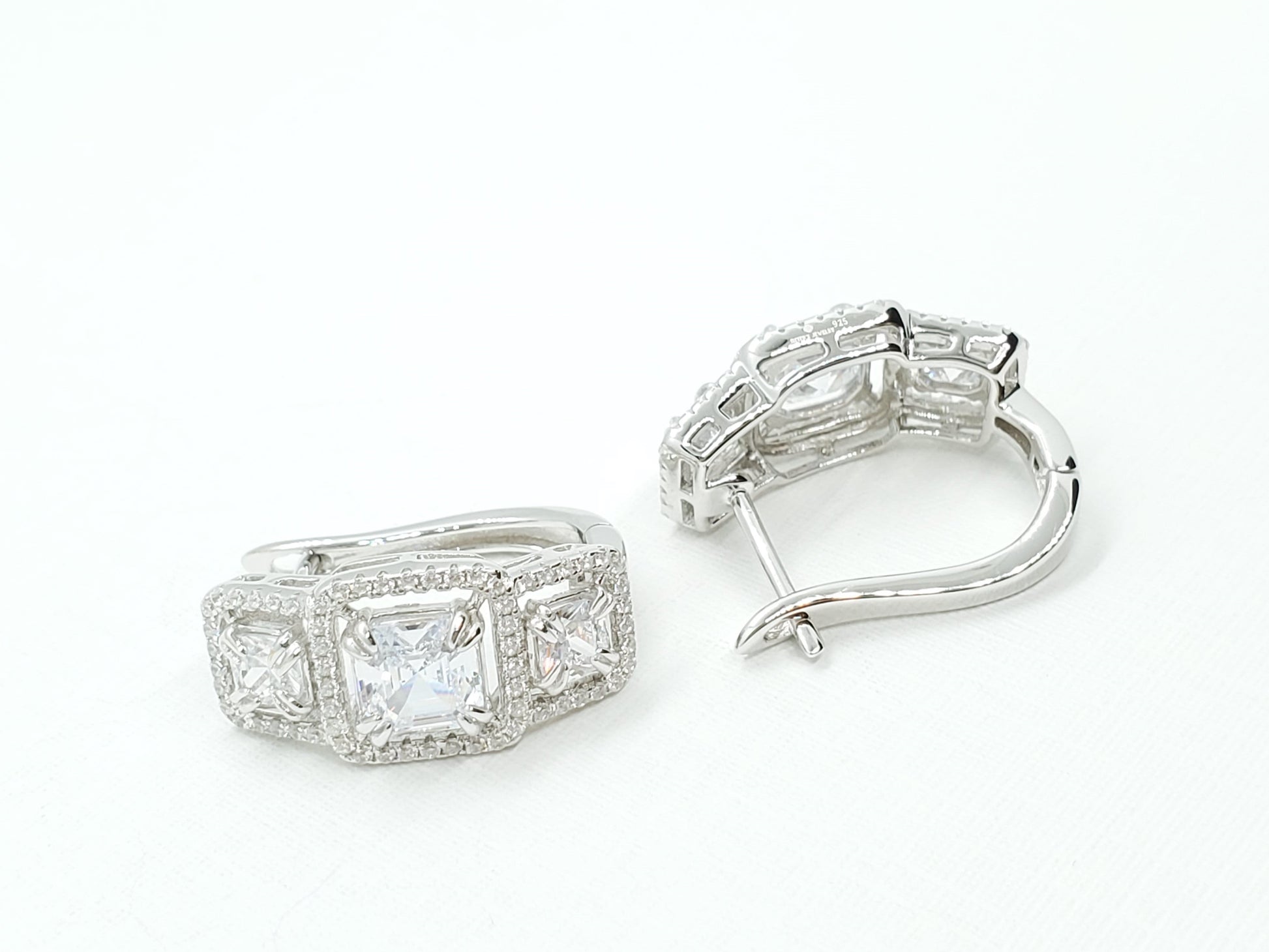 Exquisita joyería, para elevar tu estilo! , sisters jewelry, Just $1600.00! ShopHuggies con zircones cuadrados now at Sister'sJewelrySister'sJewelry{TAGS