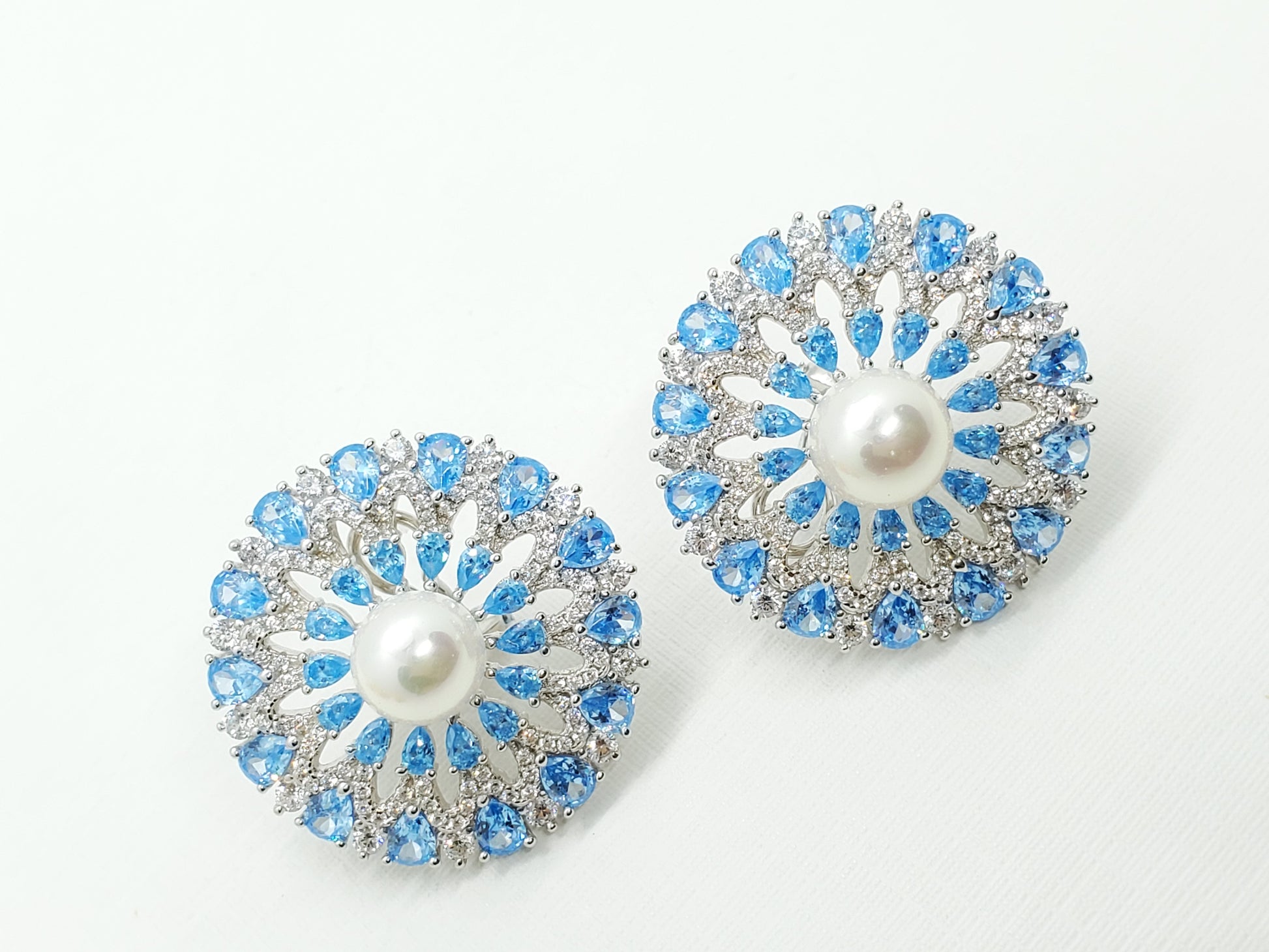 Exquisita joyería, para elevar tu estilo! , sisters jewelry, Just $1950.00! ShopAritos redondos maxi con perla now at Sister'sJewelrySister'sJewelry{TAGS